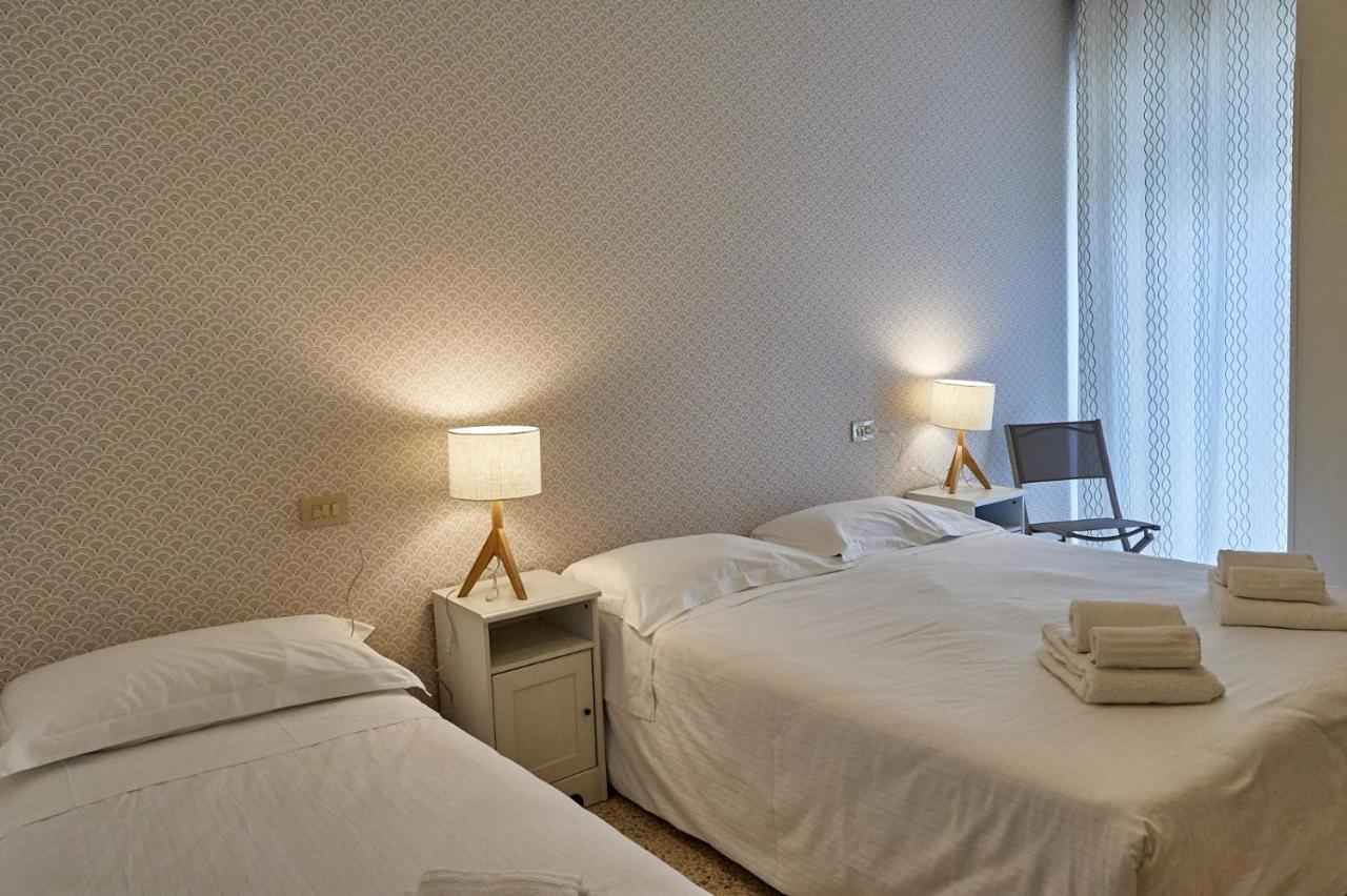 Hotel Spring Римини Екстериор снимка