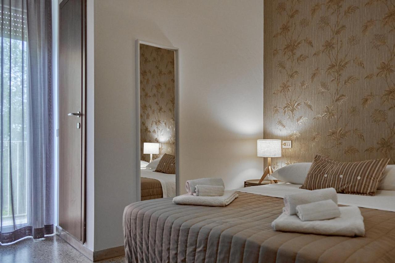Hotel Spring Римини Екстериор снимка