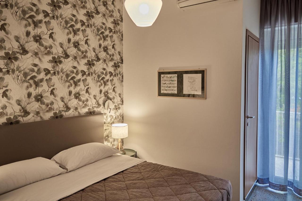 Hotel Spring Римини Екстериор снимка