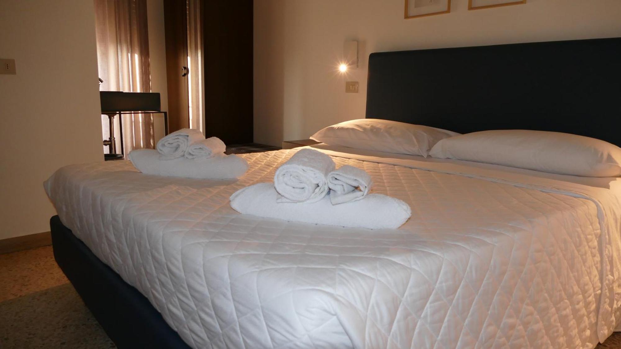 Hotel Spring Римини Екстериор снимка