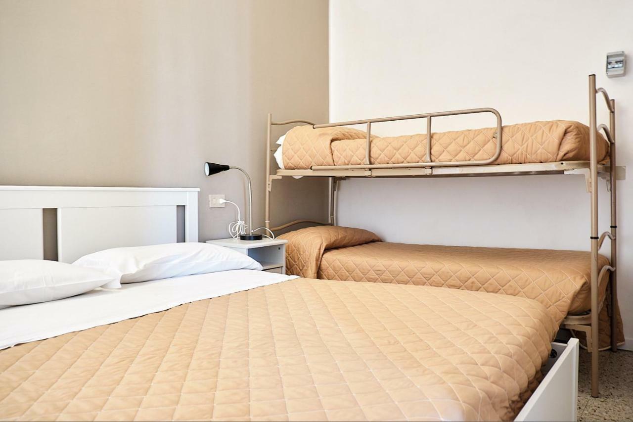 Hotel Spring Римини Екстериор снимка